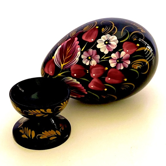 Hand painted wooden egg handcrafted in the Ukraine, and signed by artist - Picture 2 of 10